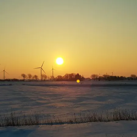 Kleines Haeuschen Am Deich, Vor Den Toren Von Sylt *